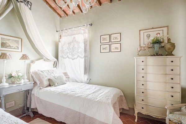 Foto van Boerderij in Toscaanse stijl in Capannori - Vakantiehuis in Capannori - BedRoom