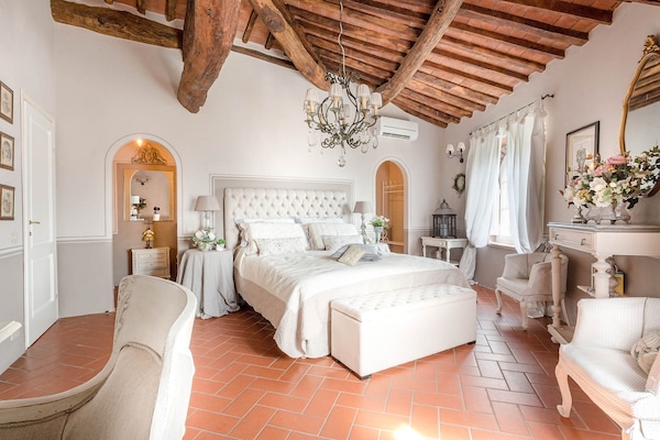 Foto van Boerderij in Toscaanse stijl in Capannori - Vakantiehuis in Capannori - BedRoom