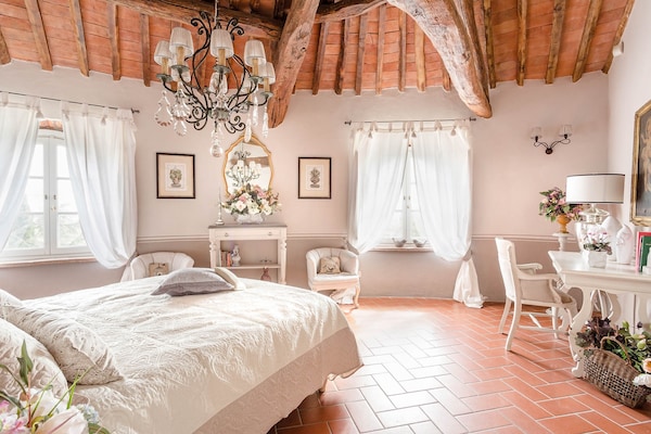 Foto van Boerderij in Toscaanse stijl in Capannori - Vakantiehuis in Capannori - BedRoom