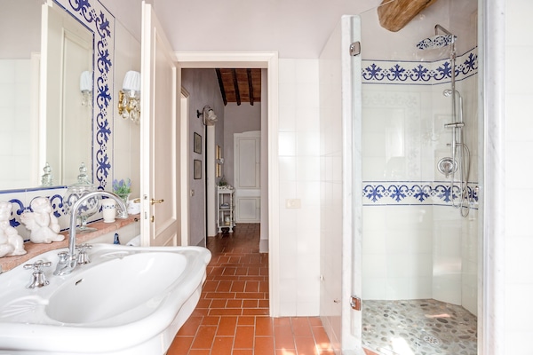 Foto van Boerderij in Toscaanse stijl in Capannori - Vakantiehuis in Capannori - BathRoom