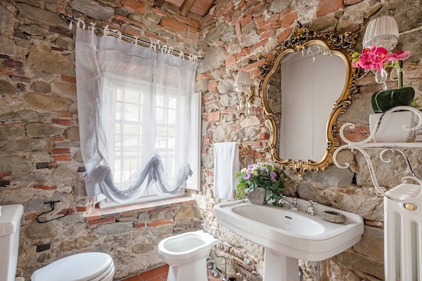 Foto van Boerderij in Toscaanse stijl in Capannori - Vakantiehuis in Capannori - BathRoom