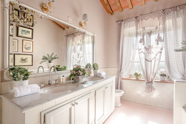 Foto van Boerderij in Toscaanse stijl in Capannori - Vakantiehuis in Capannori - BathRoom