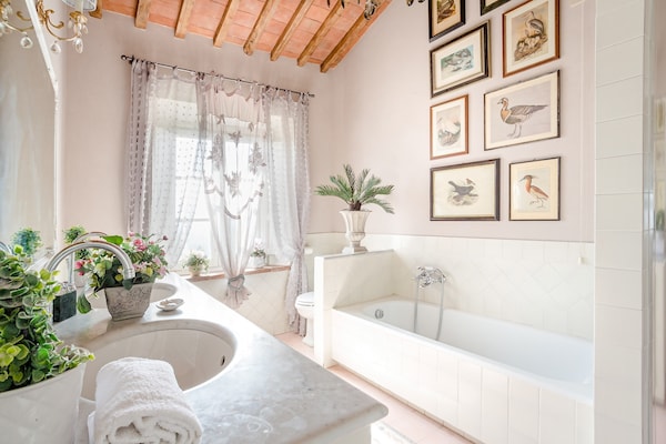Foto van Boerderij in Toscaanse stijl in Capannori - Vakantiehuis in Capannori - BathRoom