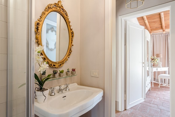 Foto van Boerderij in Toscaanse stijl in Capannori - Vakantiehuis in Capannori - BathRoom