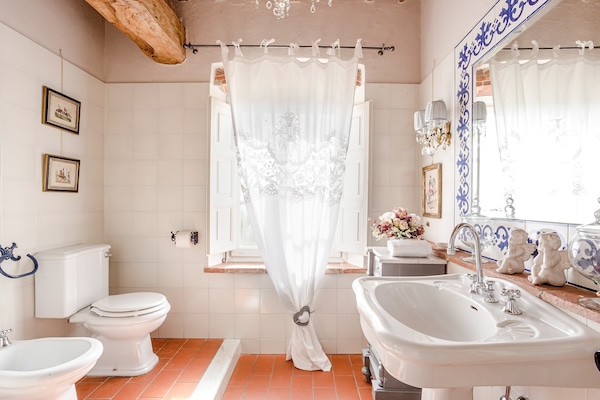 Foto van Boerderij in Toscaanse stijl in Capannori - Vakantiehuis in Capannori - BathRoom
