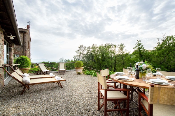 Foto van Boerderij in Toscaanse stijl in Capannori - Vakantiehuis in Capannori - TerraceBalcony