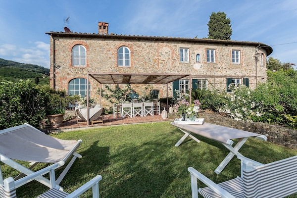 Foto van Boerderij in Toscaanse stijl in Capannori - Vakantiehuis in Capannori - TerraceBalcony