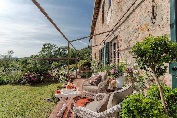 Foto van Boerderij in Toscaanse stijl in Capannori - Vakantiehuis in Capannori - TerraceBalcony
