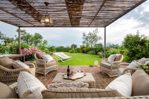 Foto van Boerderij in Toscaanse stijl in Capannori - Vakantiehuis in Capannori - TerraceBalcony