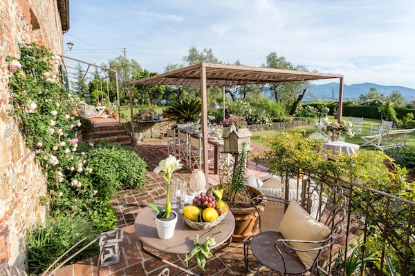 Foto van Boerderij in Toscaanse stijl in Capannori - Vakantiehuis in Capannori - TerraceBalcony