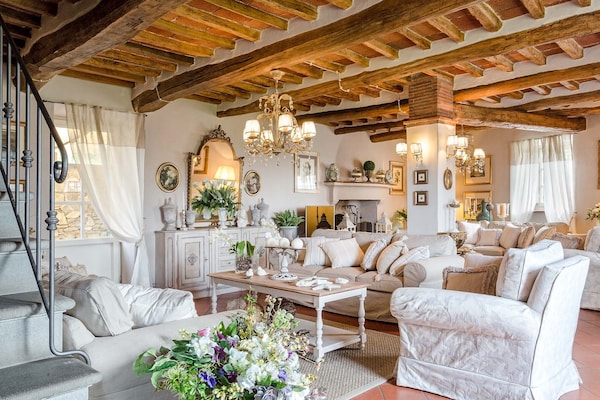 Foto van Boerderij in Toscaanse stijl in Capannori - Vakantiehuis in Capannori - LivingRoom