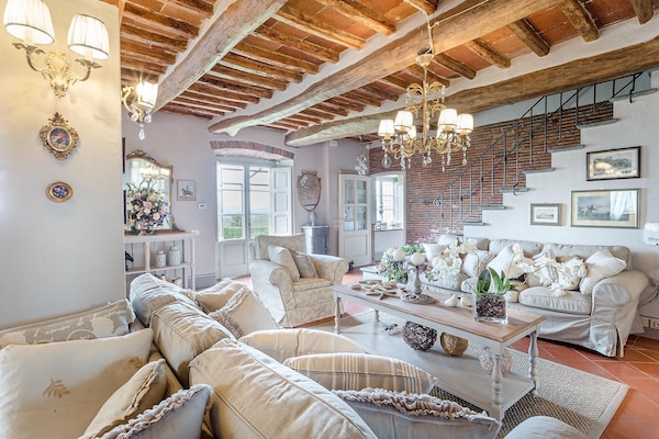 Foto van Boerderij in Toscaanse stijl in Capannori - Vakantiehuis in Capannori - LivingRoom