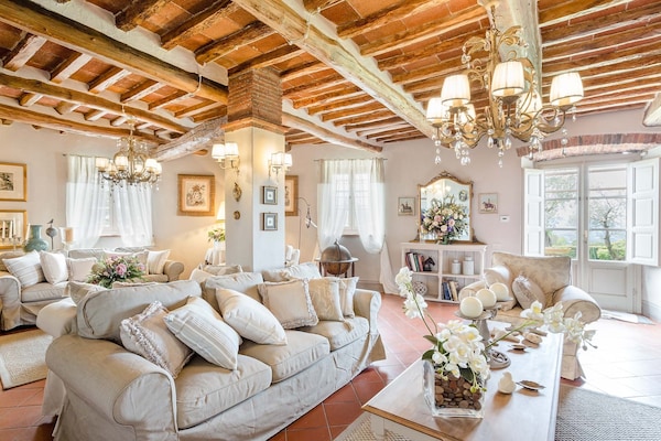 Foto van Boerderij in Toscaanse stijl in Capannori - Vakantiehuis in Capannori - LivingRoom