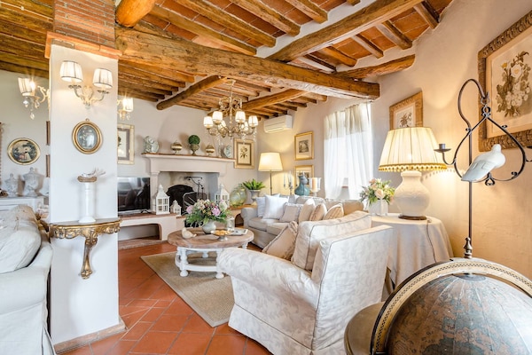 Foto van Boerderij in Toscaanse stijl in Capannori - Vakantiehuis in Capannori - LivingRoom