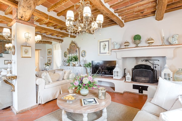 Foto van Boerderij in Toscaanse stijl in Capannori - Vakantiehuis in Capannori - LivingRoom