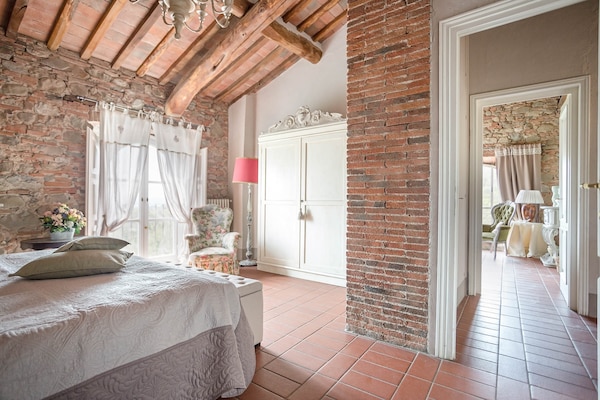 Foto van Boerderij in Toscaanse stijl in Capannori - Vakantiehuis in Capannori - BedRoom