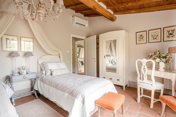 Foto van Boerderij in Toscaanse stijl in Capannori - Vakantiehuis in Capannori - BedRoom