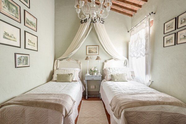 Foto van Boerderij in Toscaanse stijl in Capannori - Vakantiehuis in Capannori - BedRoom