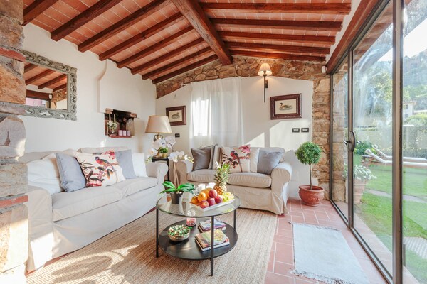 Foto van Boerderij vlakbij Lucca met zwembad - Vakantiehuis in Capannori - LivingRoom