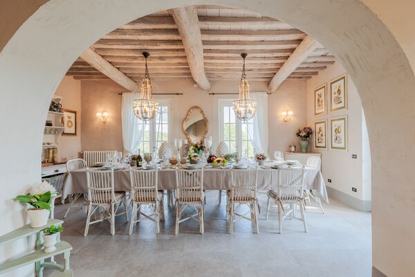 Foto van Toscaanse boerderij met prachtig uitzicht - Vakantiehuis in Capannori - DiningRoom