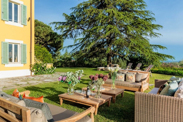 Foto van Villa met 10 slaapkamers in Lucca met zwembad - Vakantiehuis in Montecarlo - TerraceBalcony
