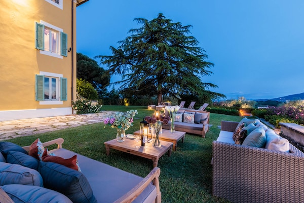 Foto van Villa met 10 slaapkamers in Lucca met zwembad - Vakantiehuis in Montecarlo - TerraceBalcony