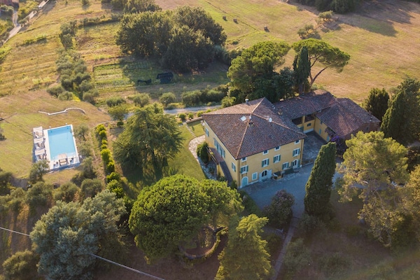Foto van Villa met 10 slaapkamers in Lucca met zwembad - Vakantiehuis in Montecarlo - ExteriorSummer
