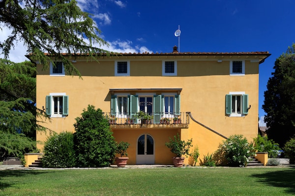 Foto van Villa met 10 slaapkamers in Lucca met zwembad - Vakantiehuis in Montecarlo - ExteriorSummer