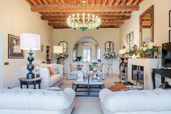 Foto van Villa met 10 slaapkamers in Lucca met zwembad - Vakantiehuis in Montecarlo - LivingRoom