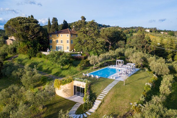Foto van Villa met 10 slaapkamers in Lucca met zwembad - Vakantiehuis in Montecarlo - ExteriorSummer