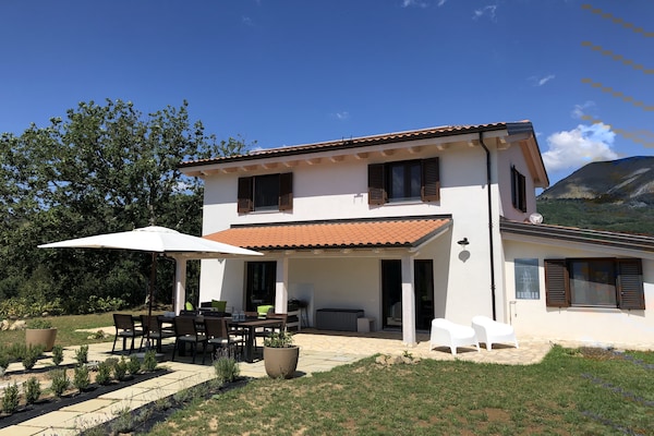 Foto van Vakantiehuis in Toscane met Zwembad & Uitzicht - Vakantiehuis in Bagni di Lucca - ExteriorSummer