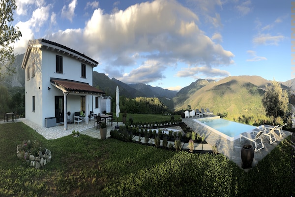 Foto van Vakantiehuis in Toscane met Zwembad & Uitzicht - Vakantiehuis in Bagni di Lucca - GardenSummer