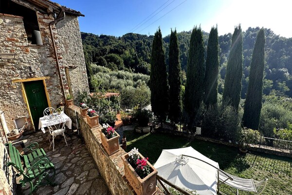 Foto van Stenen huis in Chiatri met uitzicht op meer - Vakantiehuis in Lucca - TerraceBalcony