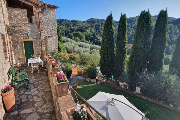Foto van Stenen huis in Chiatri met uitzicht op meer - Vakantiehuis in Lucca - TerraceBalcony