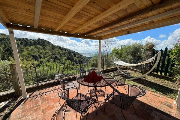 Foto van Stenen huis in Chiatri met uitzicht op meer - Vakantiehuis in Lucca - TerraceBalcony