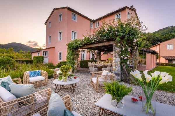 Foto van Luxe villa met 10 slaapkamers in Lucca - Vakantiehuis in Lucca - ExteriorSummer