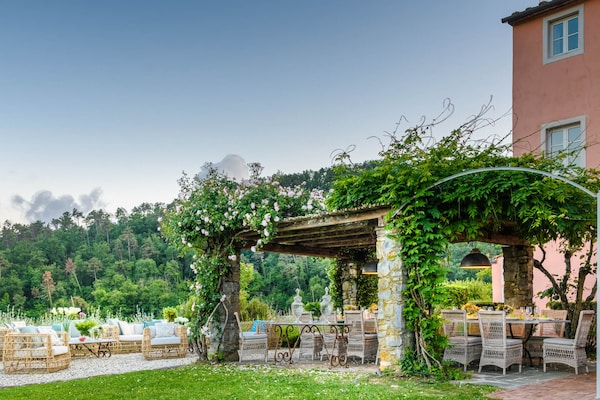 Foto van Luxe villa met 10 slaapkamers in Lucca - Vakantiehuis in Lucca - ExteriorSummer