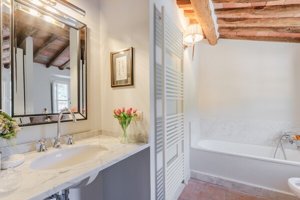 Foto van Luxe villa met 10 slaapkamers in Lucca - Vakantiehuis in Lucca - BathRoom