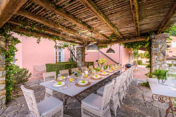 Foto van Luxe villa met 10 slaapkamers in Lucca - Vakantiehuis in Lucca - TerraceBalcony