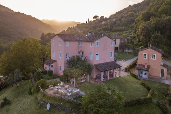 Foto van Luxe villa met 10 slaapkamers in Lucca - Vakantiehuis in Lucca - ExteriorSummer