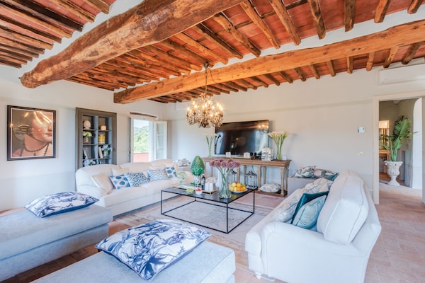 Foto van Luxe villa met 10 slaapkamers in Lucca - Vakantiehuis in Lucca - LivingRoom
