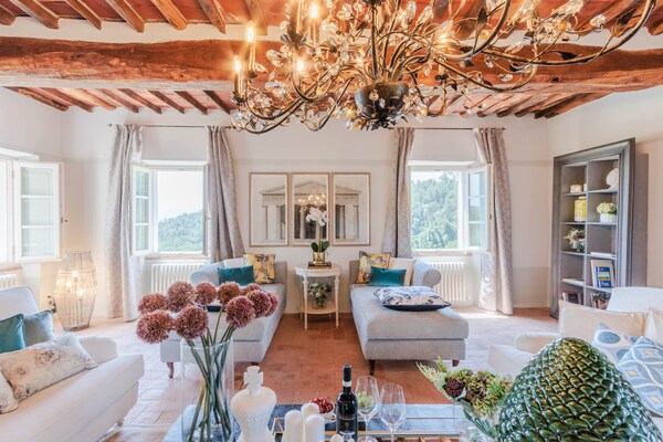 Foto van Luxe villa met 10 slaapkamers in Lucca - Vakantiehuis in Lucca - LivingRoom
