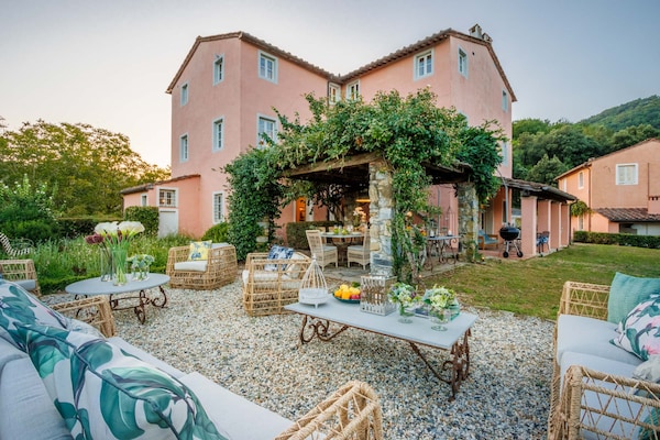 Foto van Luxe villa met 10 slaapkamers in Lucca - Vakantiehuis in Lucca - ExteriorSummer
