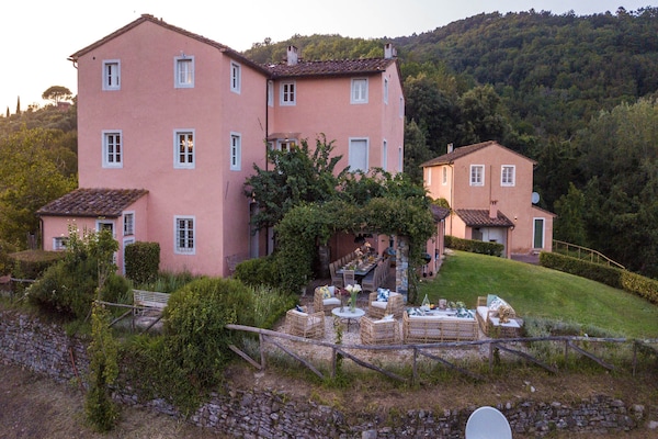 Foto van Luxe villa met 10 slaapkamers in Lucca - Vakantiehuis in Lucca - ExteriorSummer