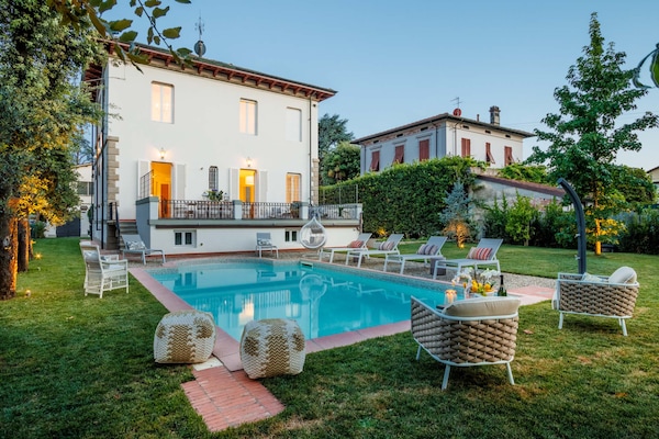 Foto van Villa in Lucca bij historische muren - Vakantiehuis in Lucca - PoolOfHouse