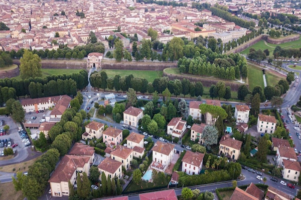Foto van Villa in Lucca bij historische muren - Vakantiehuis in Lucca - ExteriorSummer