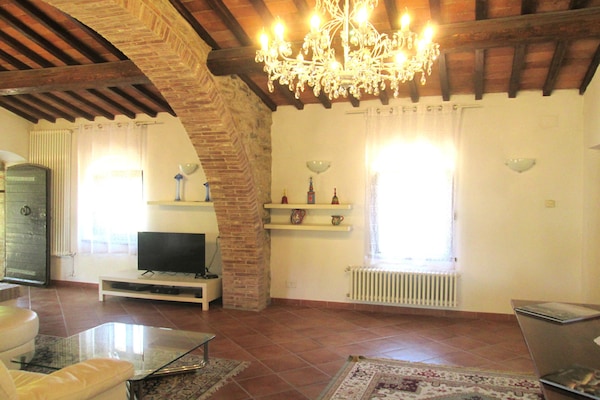 Foto van Villa in Toscane met Zwembad en Olijfgaard - Vakantiehuis in Castelnuovo di Val di Cecina (PI) - LivingRoom