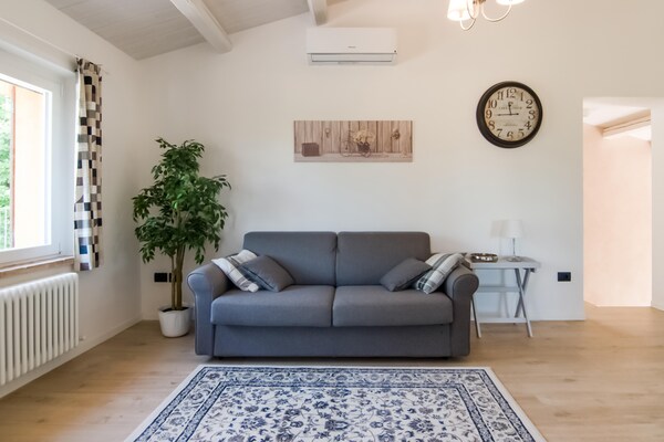 Foto van Villa in Ostra Vetere met Zwembad en Jacuzzi's - Vakantiehuis in Ostra Vetere - HallReception