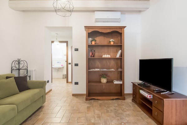 Foto van Villa in Ostra Vetere met Zwembad en Jacuzzi's - Vakantiehuis in Ostra Vetere - LivingRoom
