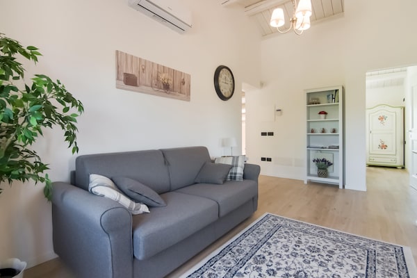 Foto van Villa in Ostra Vetere met Zwembad en Jacuzzi's - Vakantiehuis in Ostra Vetere - LivingRoom